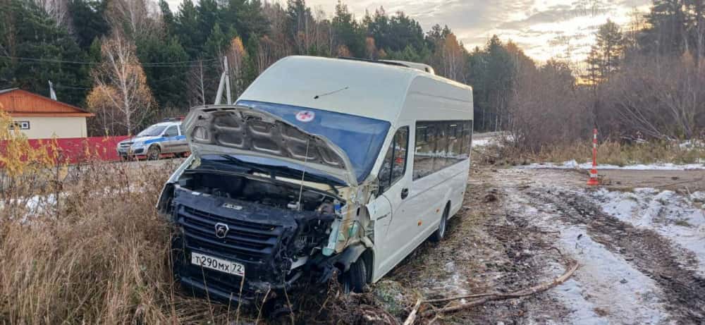 Пострадали восемь женщин и водитель — автобус съехал в кювет в Тюменской области 