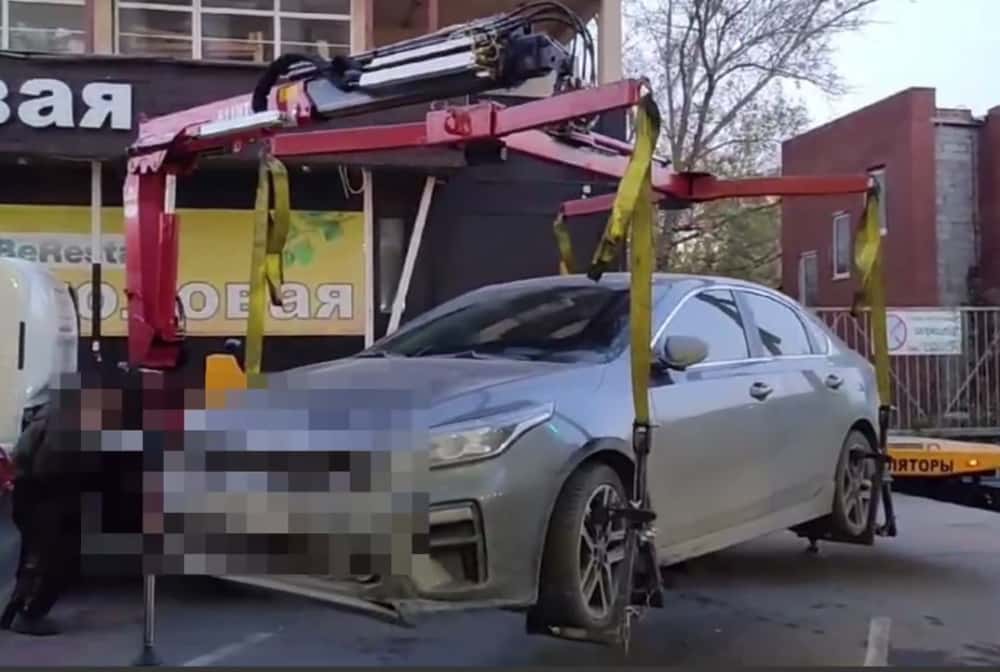 В Екатеринбурге водитель арестованной машины пытался помешать эвакуации 