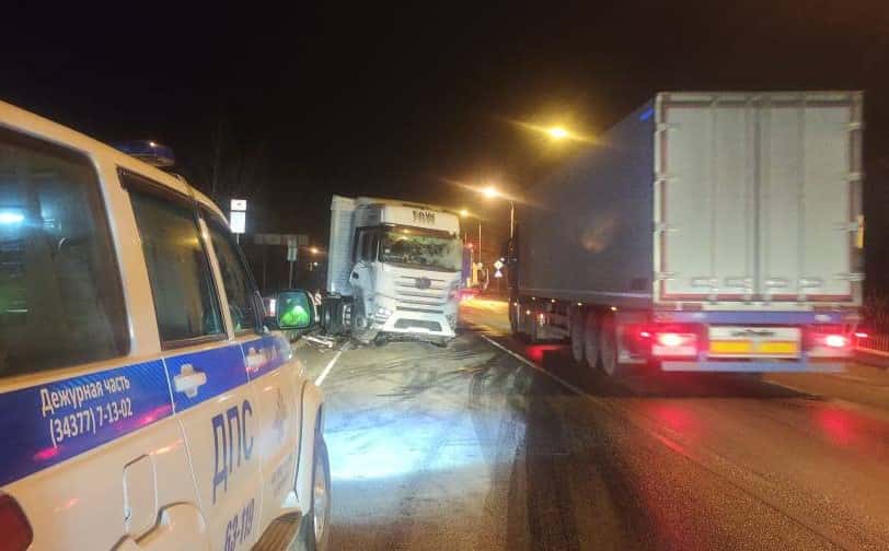 Под Екатеринбургом столкнулись грузовики, есть пострадавшие 