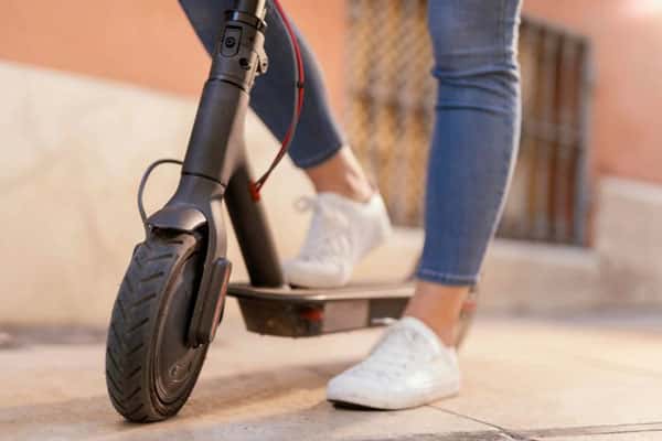 В России введут возрастной ценз для водителей самокатов 