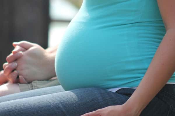 В Екатеринбурге беременная девушка убежала от матери, пытавшейся отправить её в Казахстан 