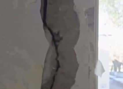 Обрушился балкон — дыру в стене квартиры челябинки заделали пенопластом 