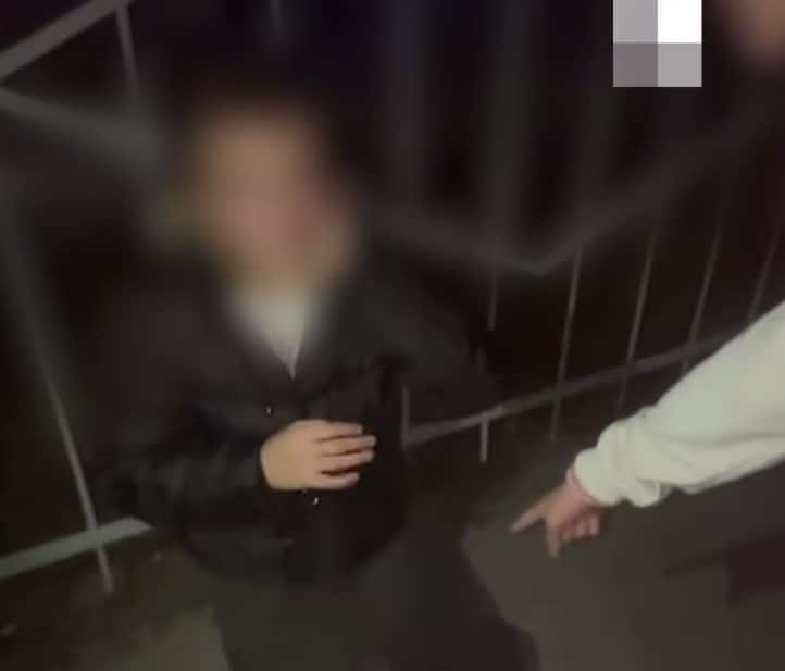 Заставили встать на колени — в Челябинске школьницы избили девочку 