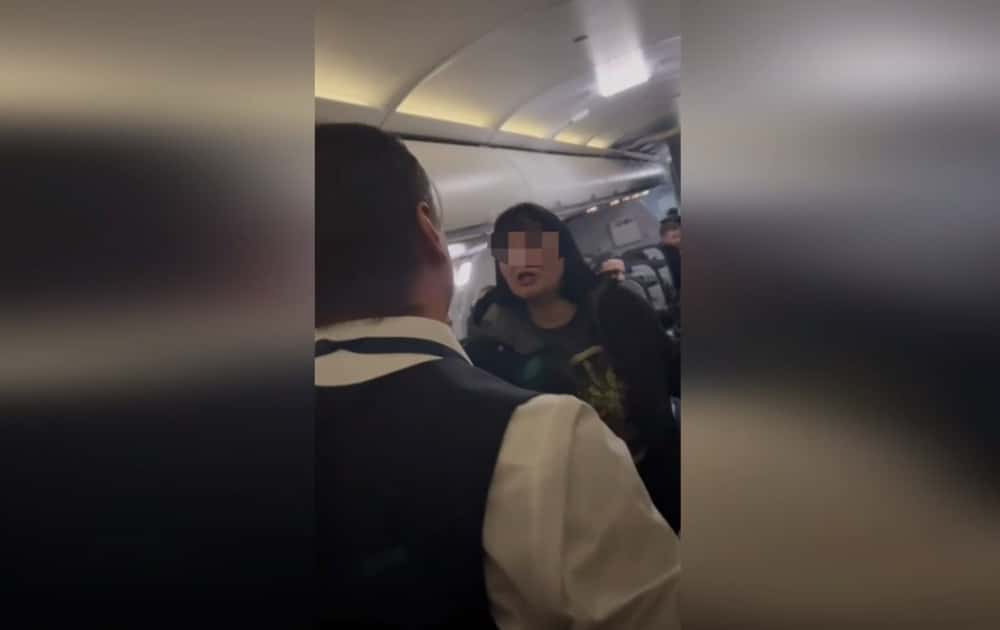 «Ты — девочка на побегушках, понял!?»: в Югре задержали неадекватную пассажирку самолёта. Видео