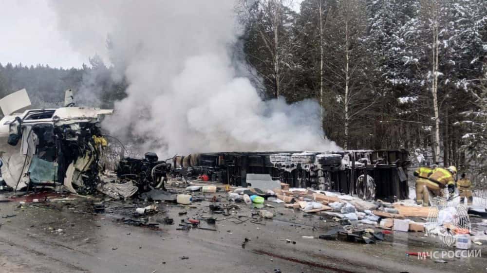 На трассе под Челябинском столкнулись три грузовика и легковушка, два водителя погибли 