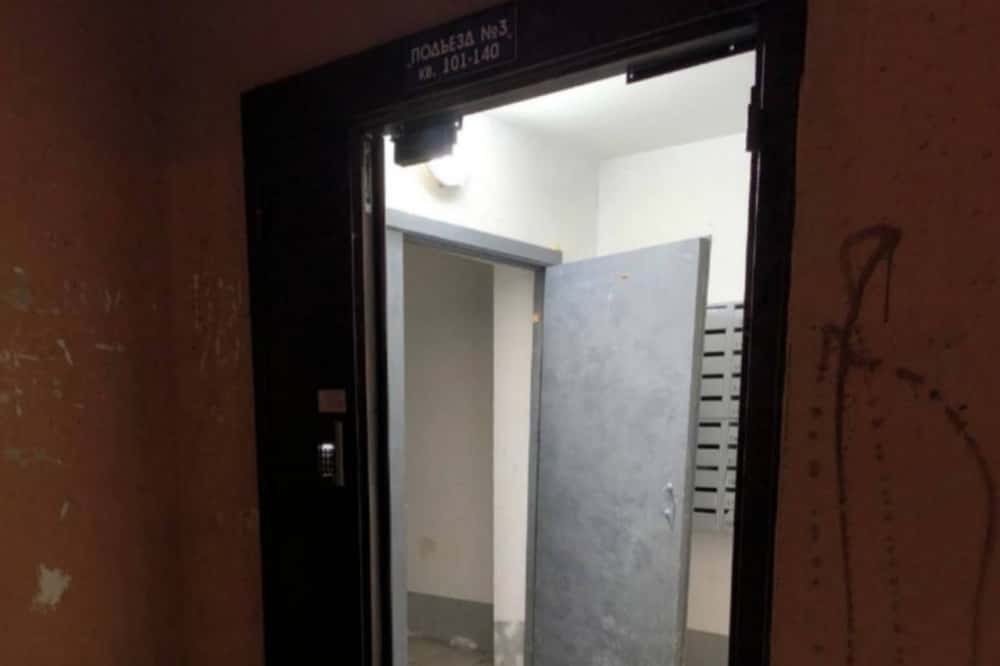 «Стало небезопасно» — жители Нижнего Тагила остались без входной двери в подъезде 