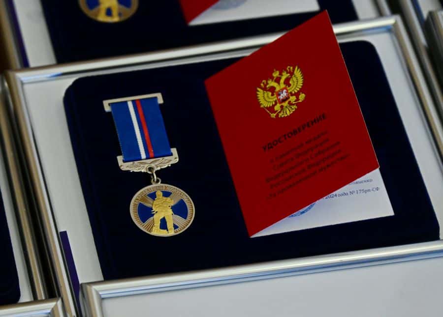 Спасли из горящего дома — уральские подростки-герои удостоились наград 