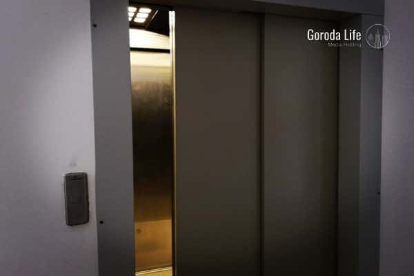 Внутри были женщина и девочка — в челябинской многоэтажке лифт стал разваливаться на ходу 