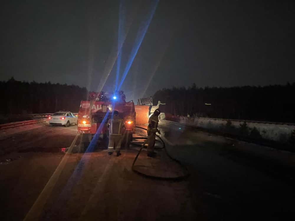 Под Первоуральском грузовик вылетел в кювет, разлилось топливо 