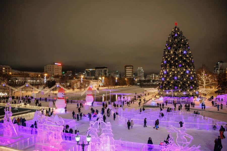 В Екатеринбурге открылся ледовый городок в Историческом сквере