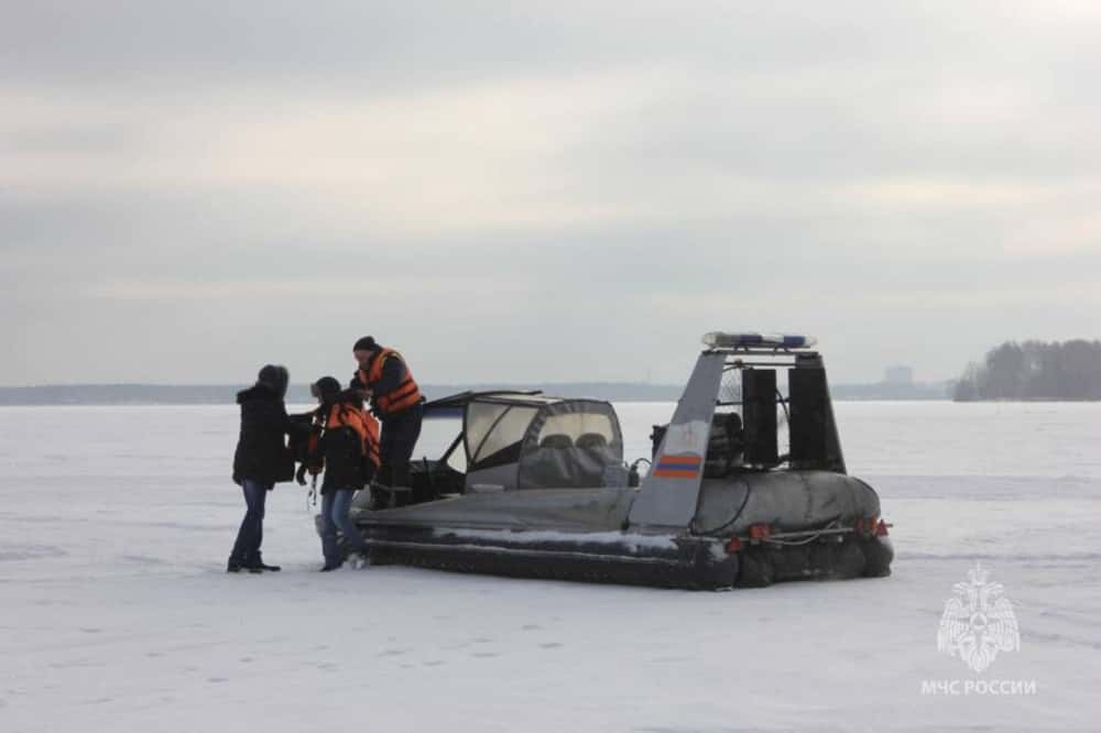 Откололась льдина — на Урале 24 рыбака оказались посреди водохранилища