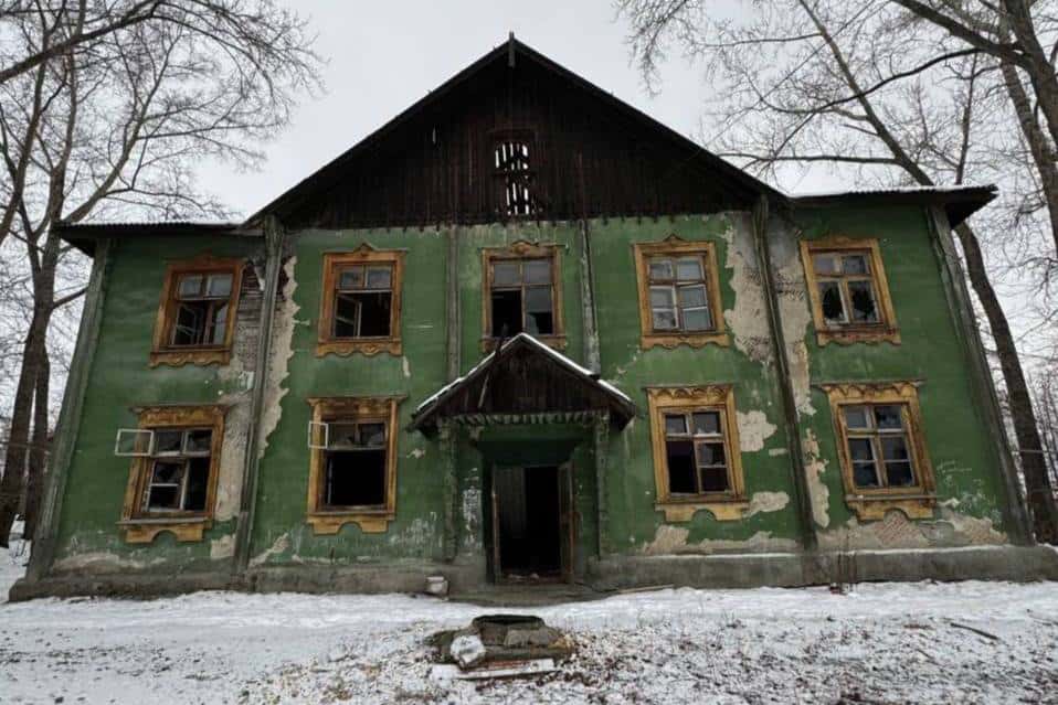 Жителей Первоуральска тревожит заброшенный дом, снос которого затягивается 