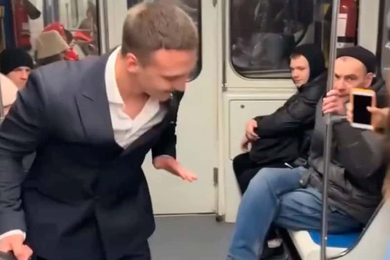 «Никакого веселья!» В Екатеринбурге сотрудники полиции попросили блогера не снимать танцы в метро