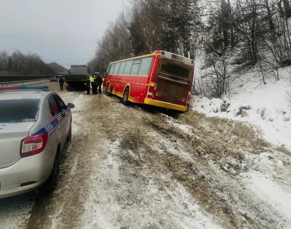 В Екатеринбурге водитель не смог удержать автобус с 25 пассажирами 