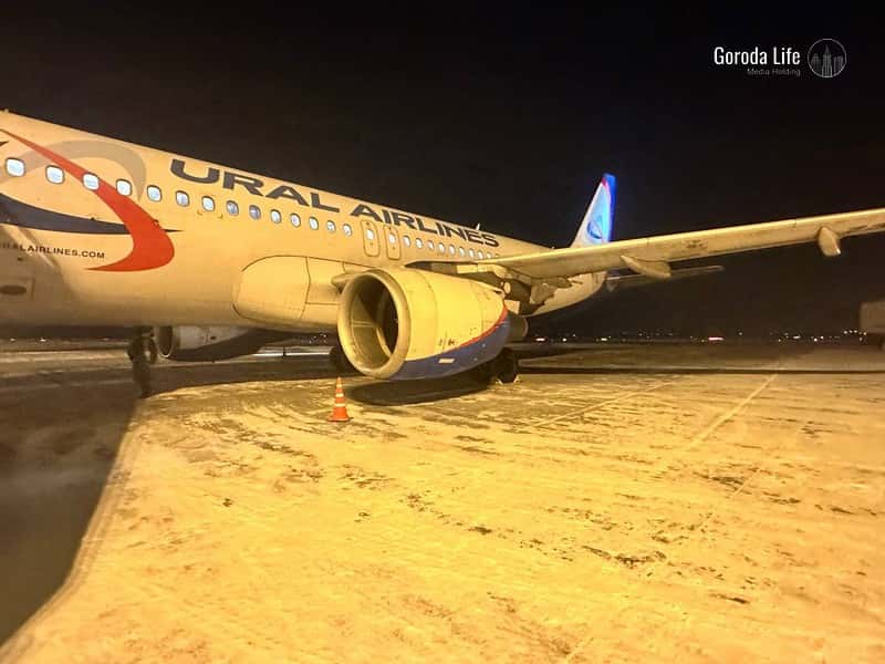 Самолёт «Уральских авиалиний» вернулся в Екатеринбург из-за заболевшей женщины