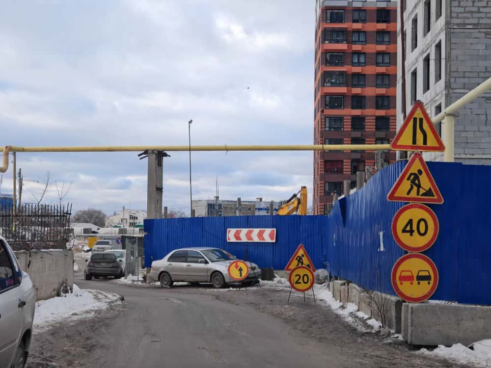 Где машины парковать? Между «Уралпластиком» и жильцами в Екатеринбурге назревает новый конфликт 