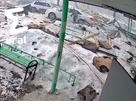 Поднялась и пошла дальше — Жительница Тобольска выжила после наезда на неё машины и падения обломков дома