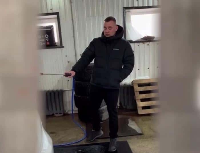 На Урале полиция ищет главаря шайки, издевавшейся на автомойке над девушками 