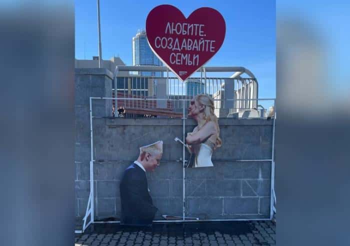 В Екатеринбурге сломали инсталляцию с целующимися Шаманом и Мизулиной