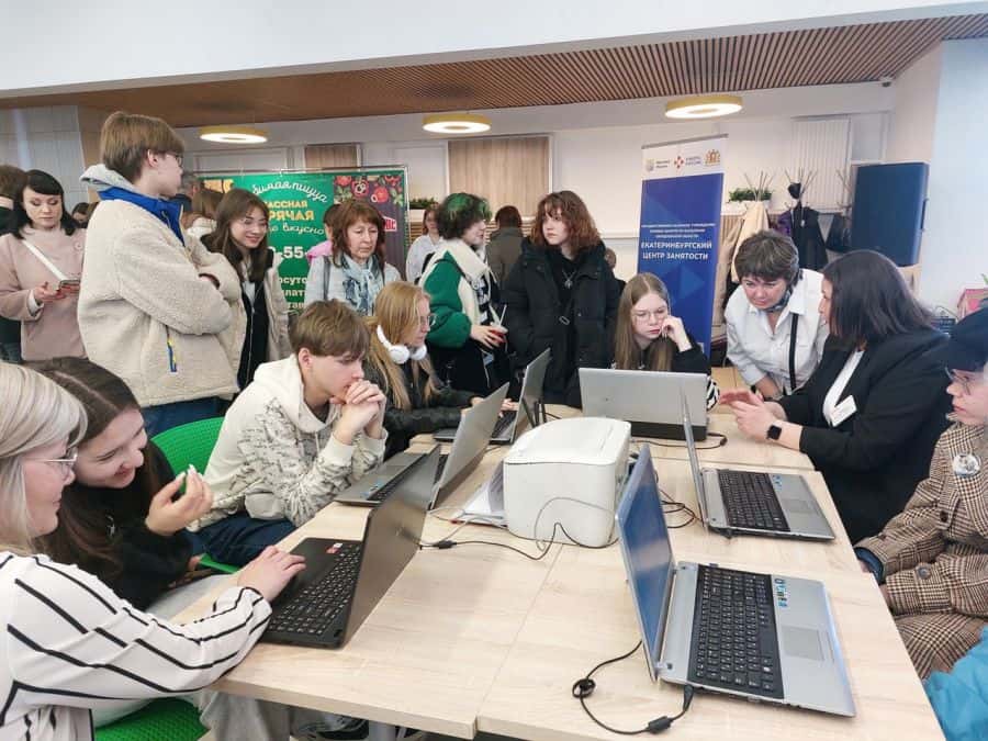 В Свердловской области за год намерены трудоустроить 19 тысяч подростков 