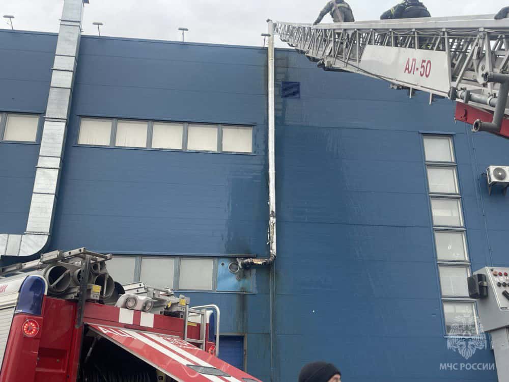 В Тюмени утром загорелся торговый центр на Мельникайте 