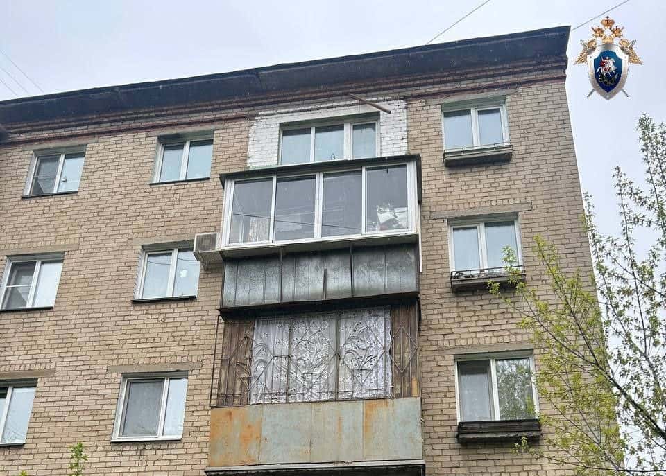 Снимали перила — два человека сорвались в Челябинске с пятого этажа