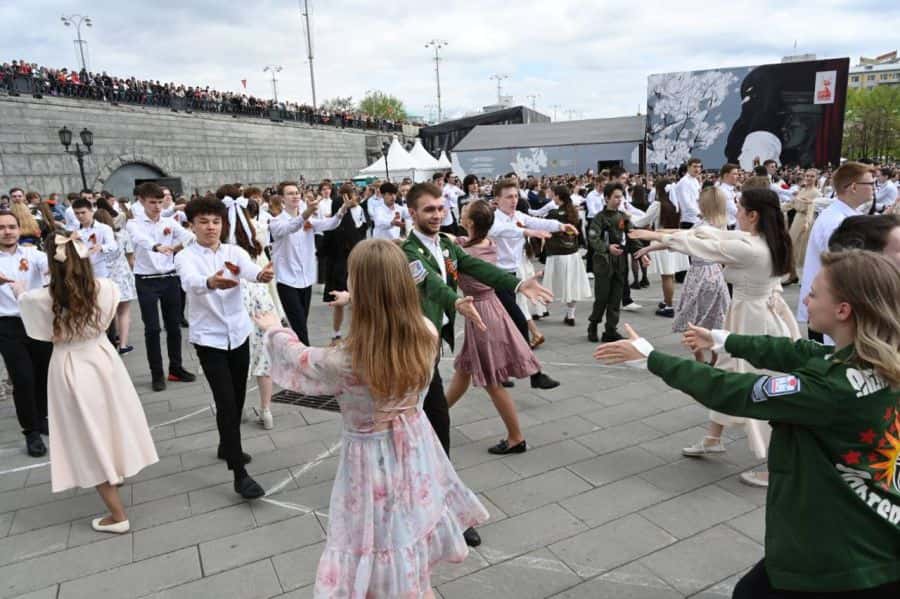 Тысячи уральцев исполнили 9 мая «Вальс Победы» 