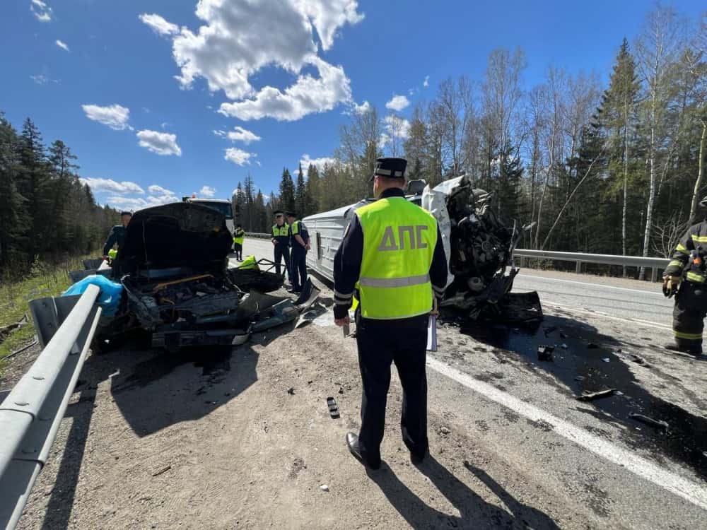 На Урале столкнулись «ВАЗ», грузовик и автобус, погибли два человека 