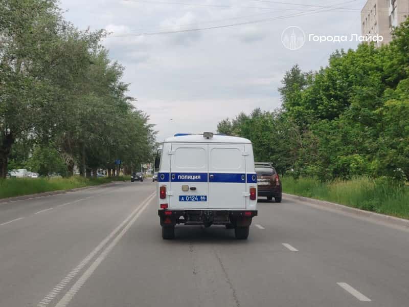 Работник ЧОП ворвался в квартиру пенсионерки в Екатеринбурге и похитил деньги 