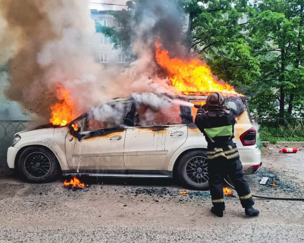 Легковой автомобиль сгорел в Екатеринбурге 