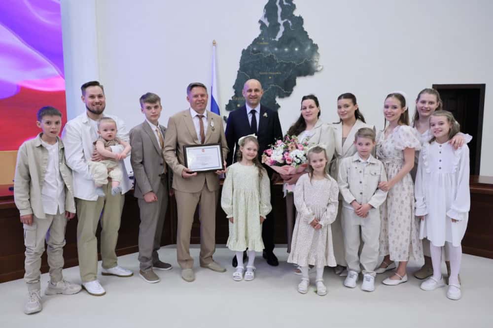 Уральская семья с десятью детьми получила подарок от Владимира Путина