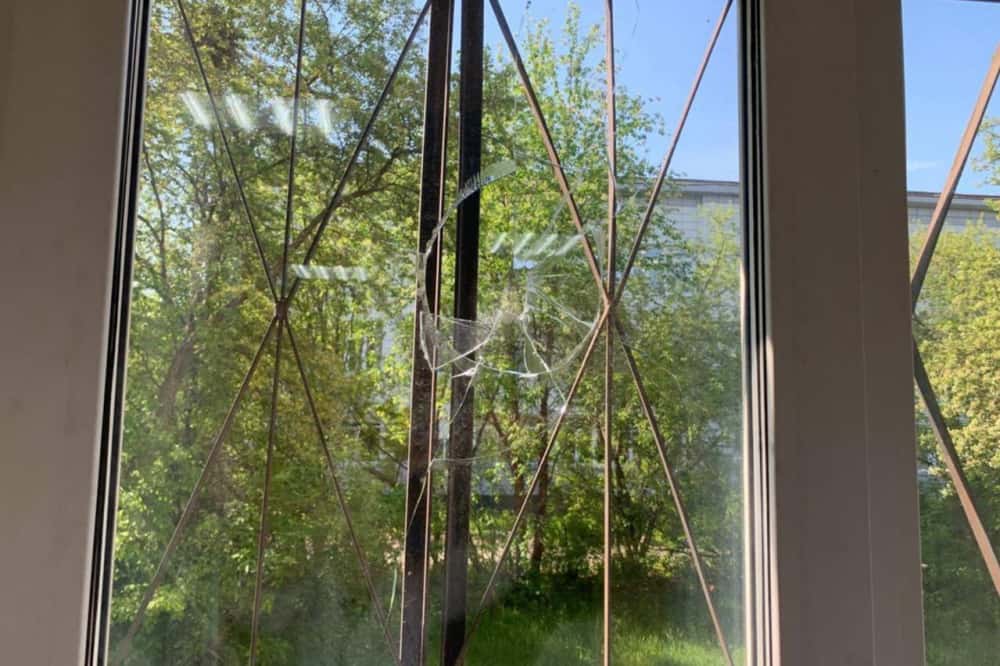 Хулиганы выбили стёкла в больнице Нижнего Тагила 