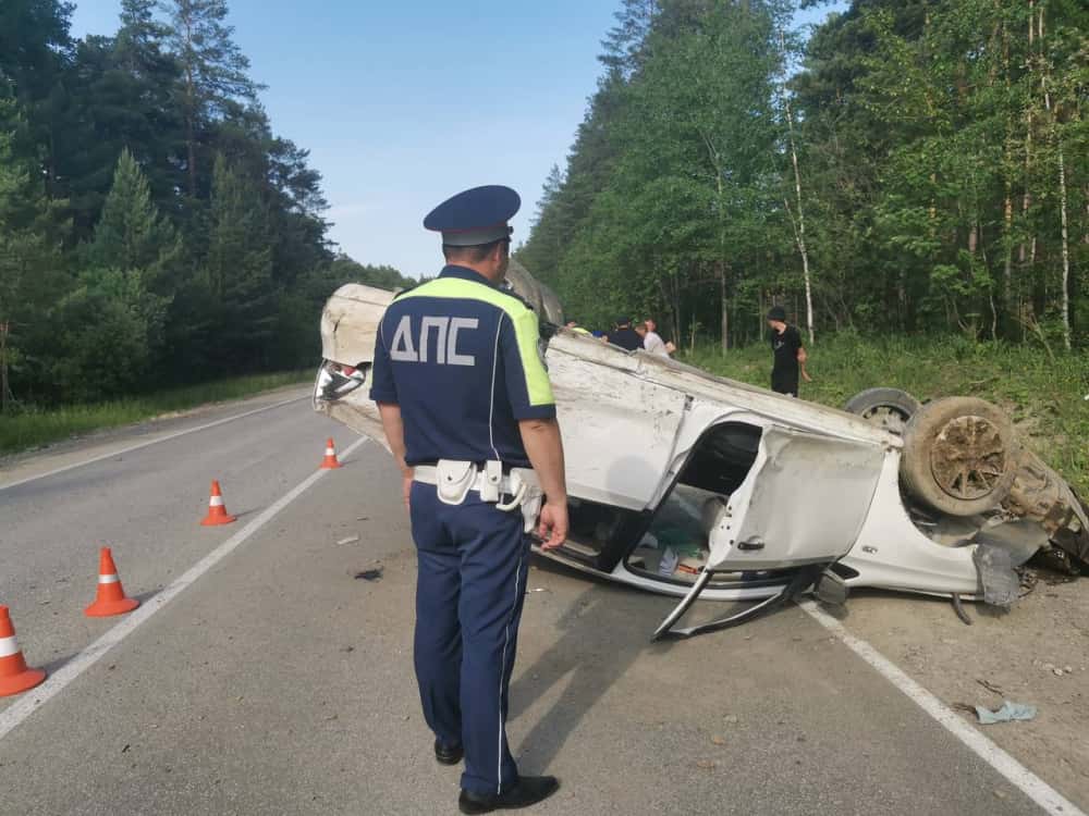 Под Екатеринбургом автомобиль врезался в дерево, пострадала девочка 