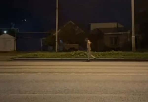 В Екатеринбурге ночью заметили абсолютно голого мужчину. Видео 