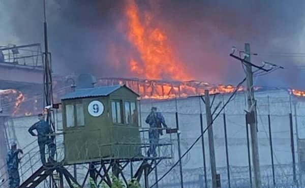 В Соликамске загорелась колония «Белый лебедь» 