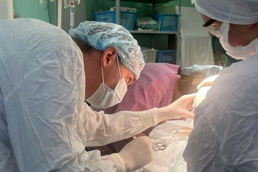 Свердловские врачи спасли молодого человека, который врезался на электросамокате в бордюр 