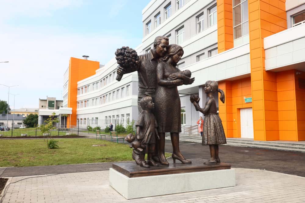 В Верхней Пышме открыли скульптуру «Счастливая семья» 