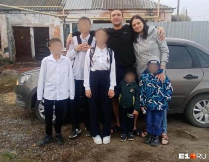 «Меня уже вели к самолёту в наручниках»: из Екатеринбурга едва не выдворили многодетного отца. Вмешался Следком 