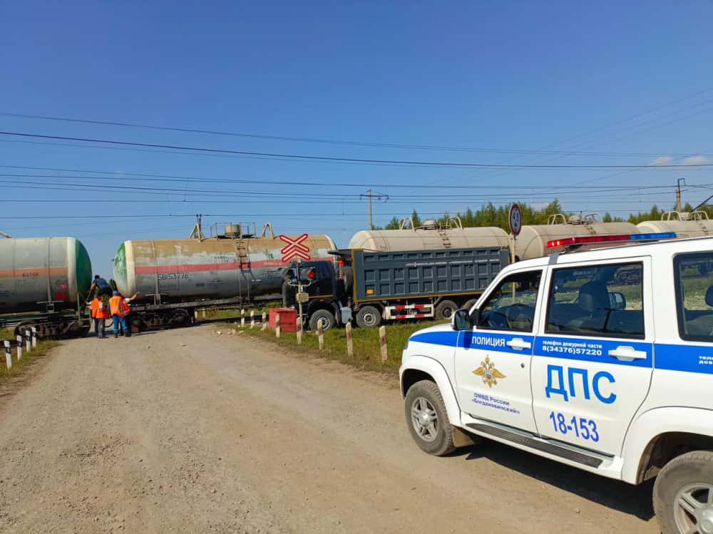 На Урале грузовик врезался в электровоз на железнодорожном переезде 