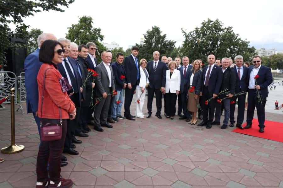 Первые лица Урала возложили цветы к памятнику основателям Екатеринбурга 