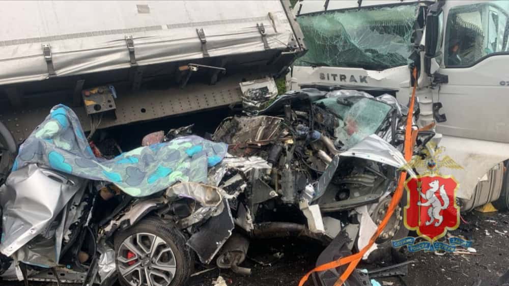 Четверо погибших — на трассе Екатеринбург — Тюмень легковушка столкнулась с грузовиком 