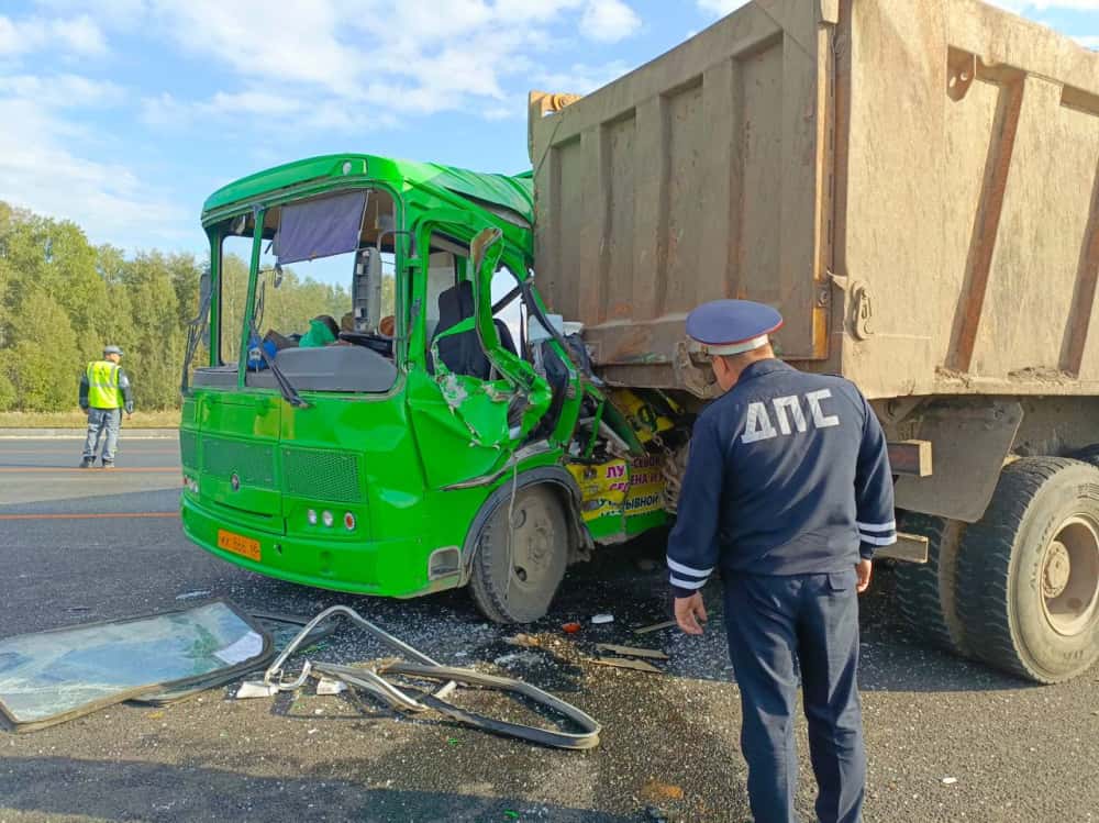 Автобус и грузовик столкнулись на трассе Екатеринбург — Тюмень 