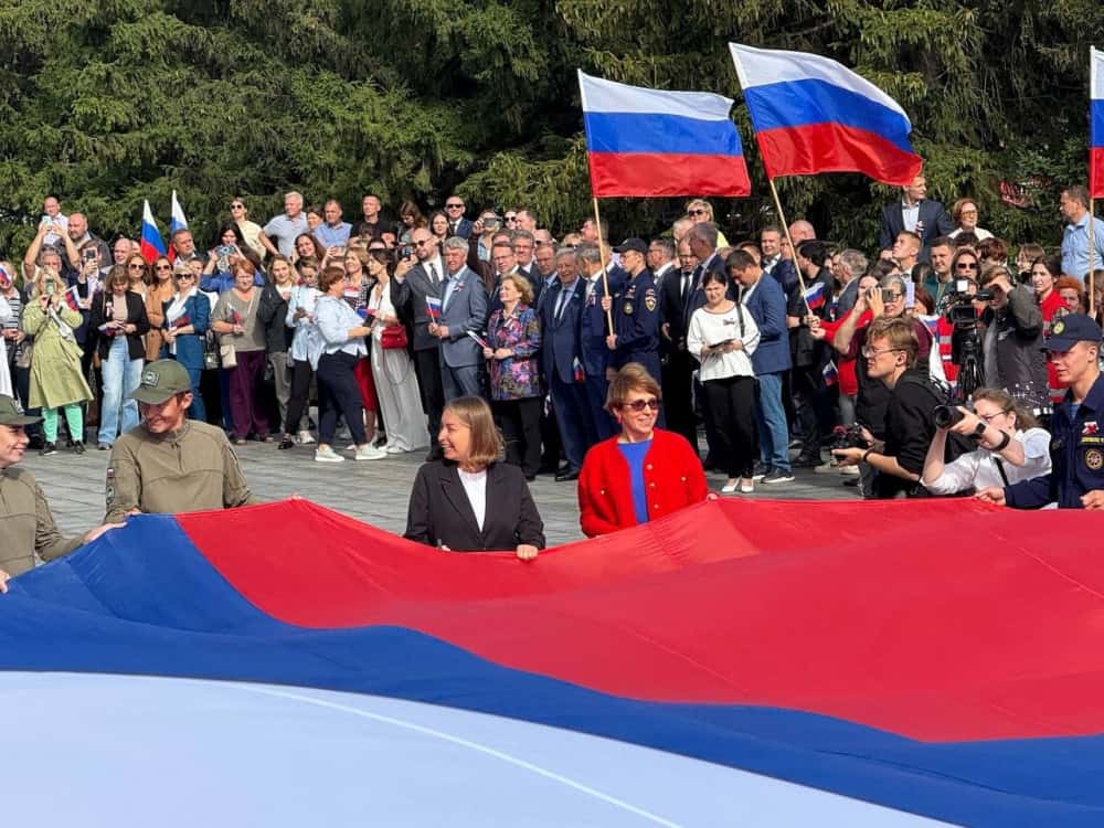 В Екатеринбурге День Государственного флага отметили парадом старинных машин 