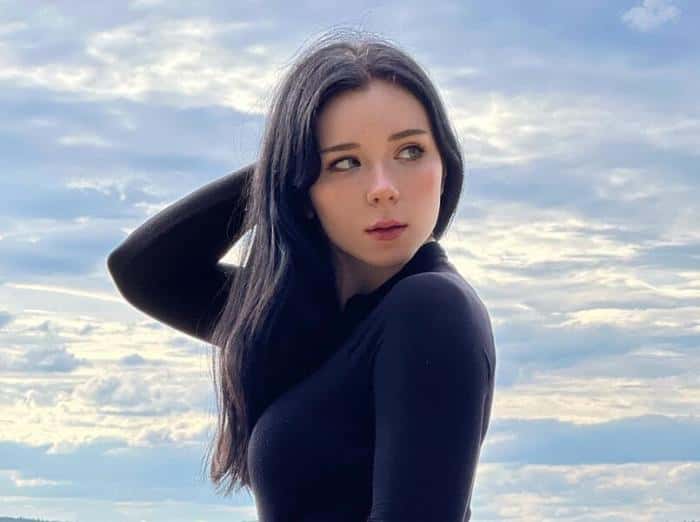 Дочь зарабатывает миллионы, родители — в долгах: мать уральской порноактрисы должна приставам более 100 тысяч рублей