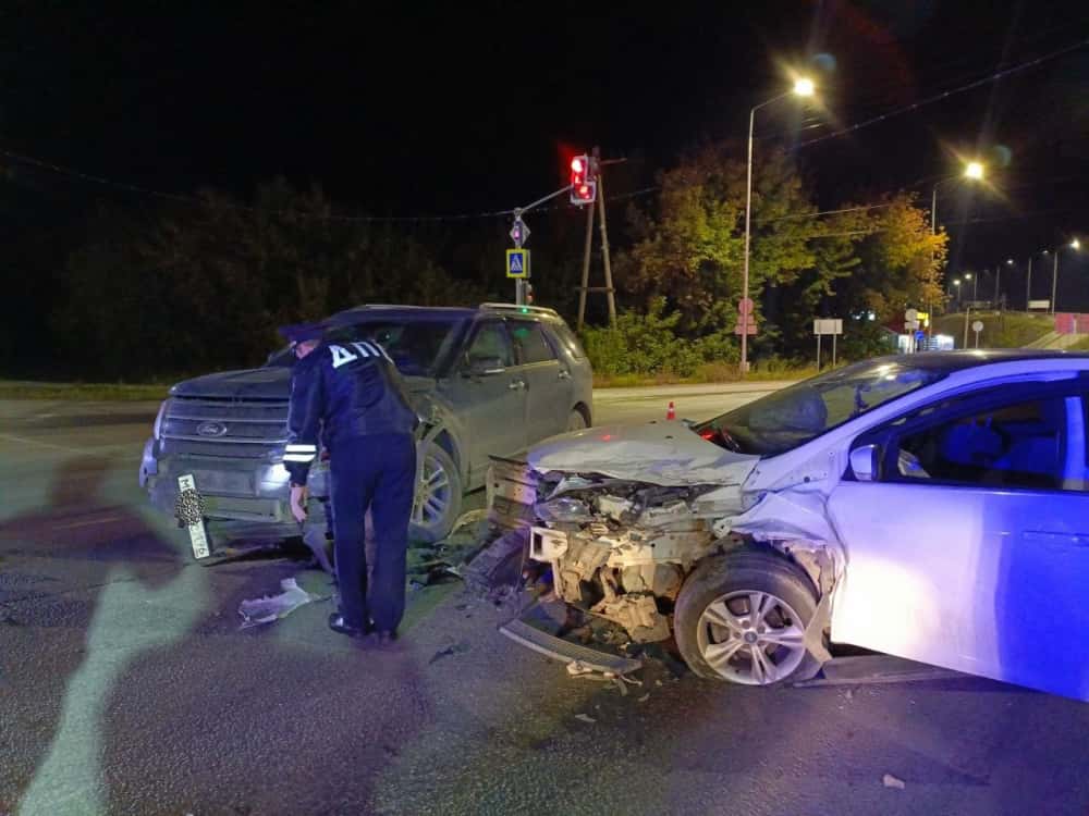 В Богдановиче столкнулись две машины, есть пострадавшие 