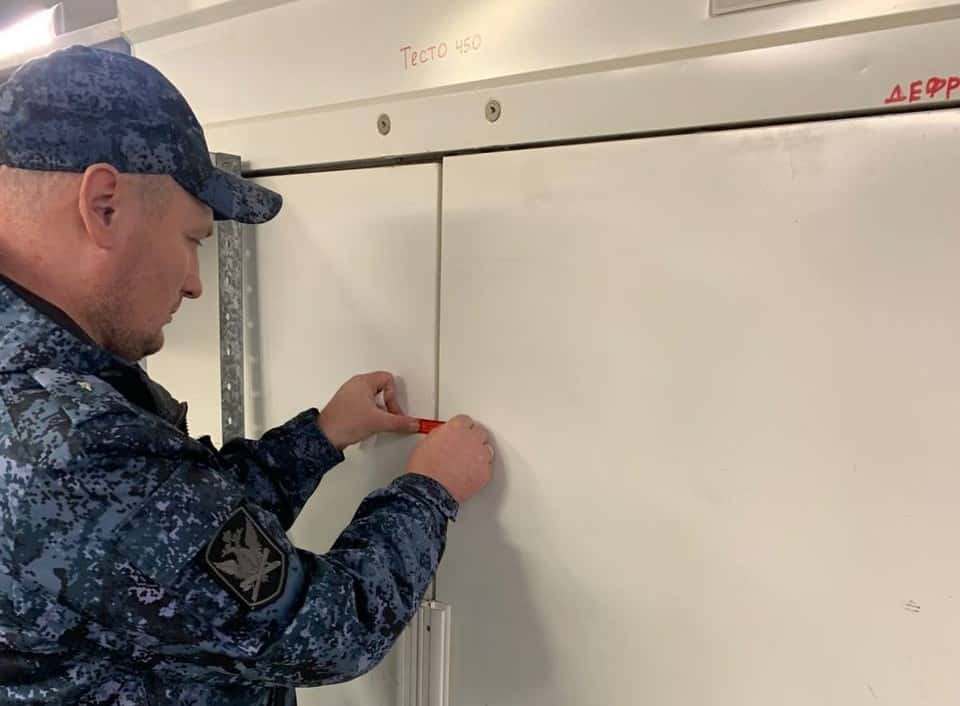 Работу пиццерии и суши-бара приостановили в Екатеринбурге 