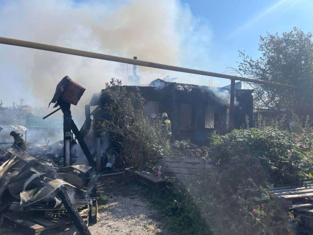 В Дегтярске пожар произошёл в жилом доме, сильно пострадала девочка 