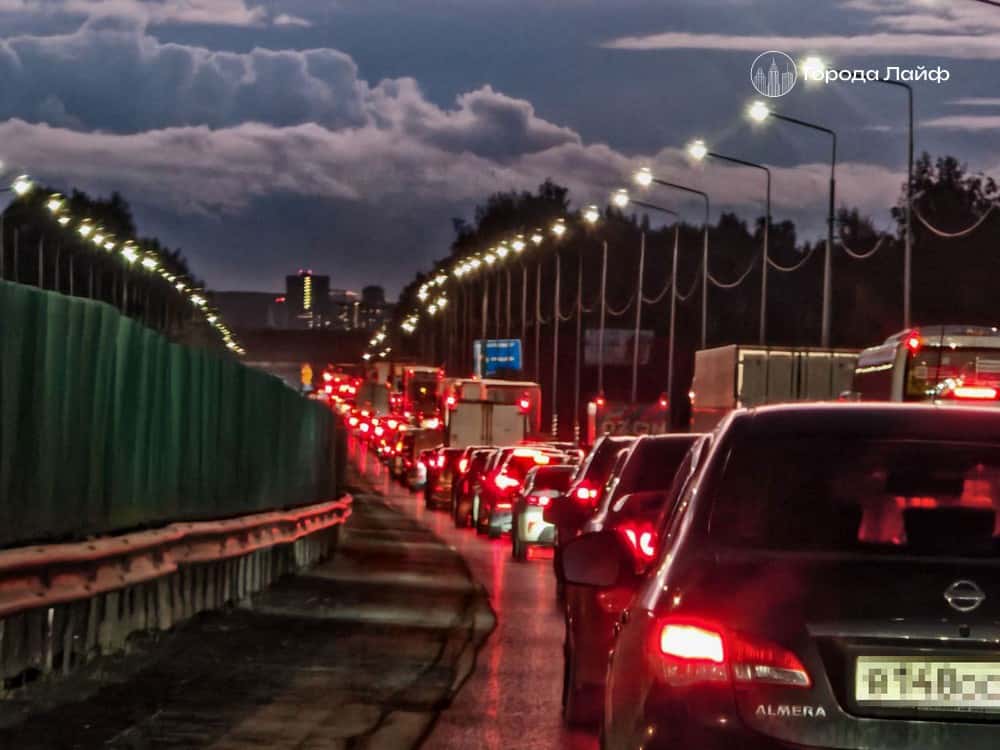 Пермский тракт встал: пробка от Ревды до Первоуральска, движение парализовано