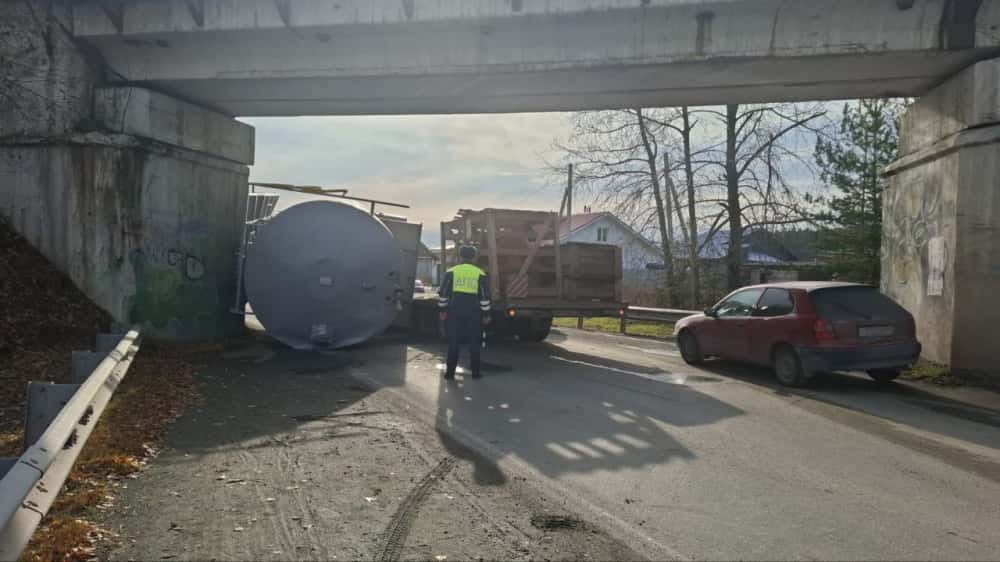 В Ревде цистерна опрокинулась на дорогу 