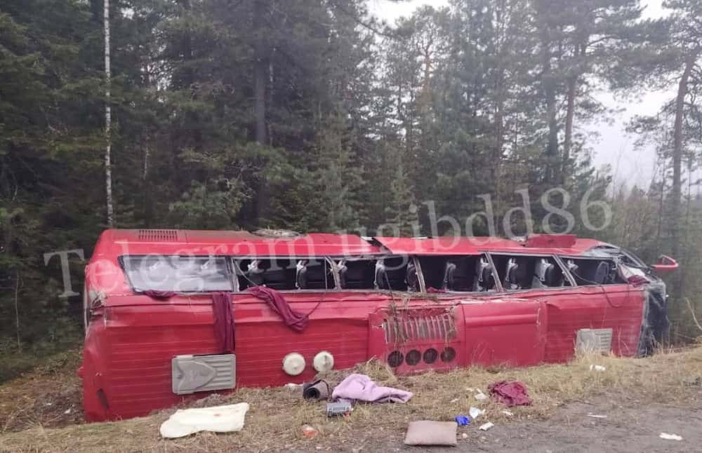 В Югре автобус съехал в кювет, погибли два человека 